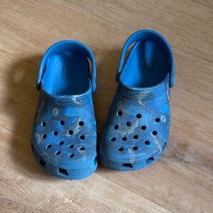 CROCS Kids Blue Patterned Clogs